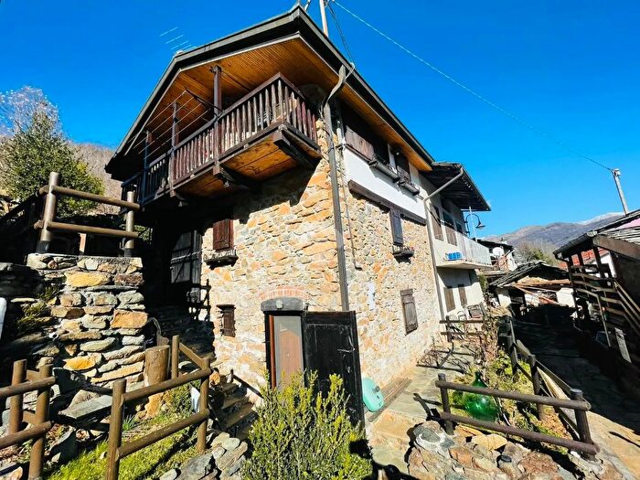 Casa bilocale in vendita in Frazione Tese, Traves