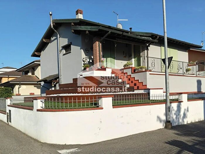Casa quadrilocale in vendita in Via Crotti, Crema