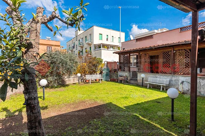 Appartamento con 5 locali in vendita in Via Enrico Giglioli, Roma