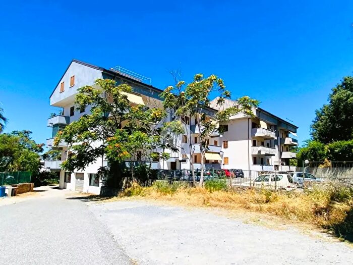 Appartamento quadrilocale in vendita in Viale dei Giardini, Paola