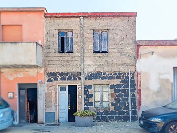 Casa con 9 locali in vendita in Corso Eleonora, Nurachi