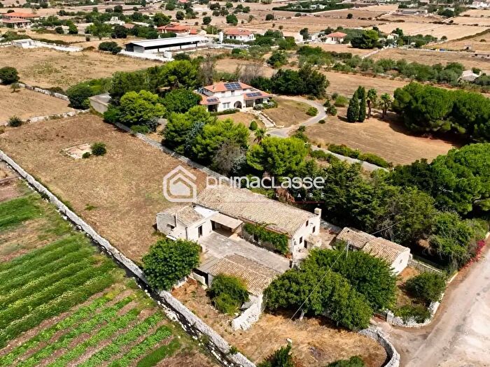 Casa con 6 locali in vendita in Modica