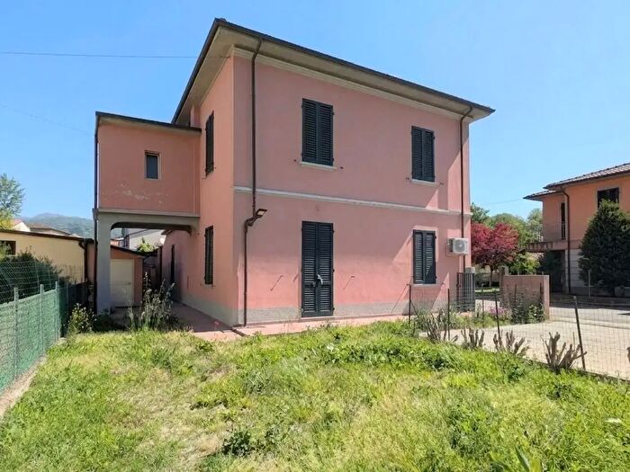 Casa con 8 locali in vendita in Barga