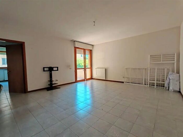 Appartamento con 5 locali in vendita in XXIV Maggio, Massa