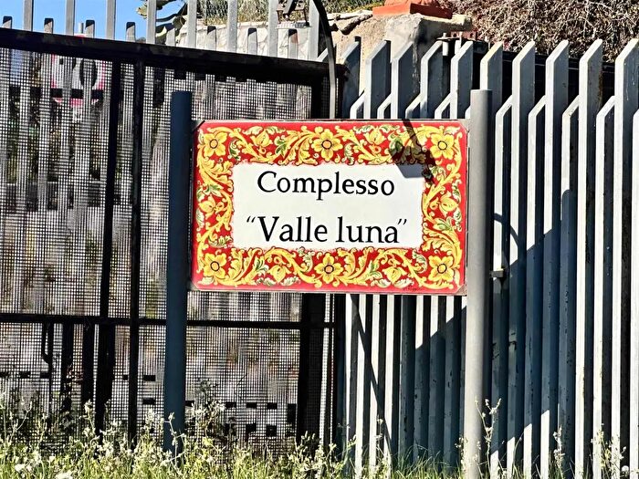 Casa con 9 locali in vendita in Messina