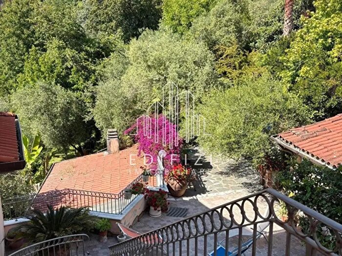 Casa con 6 locali in vendita in Massa