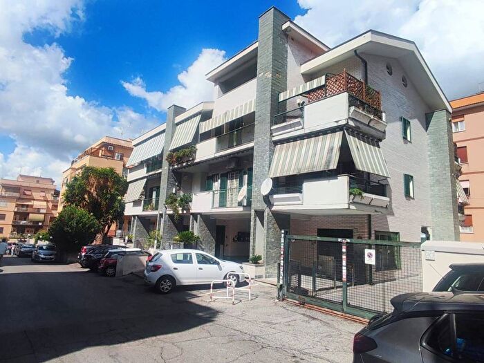 Appartamento trilocale in affitto in Via Ernesto Lugaro, Torrevecchia, Roma