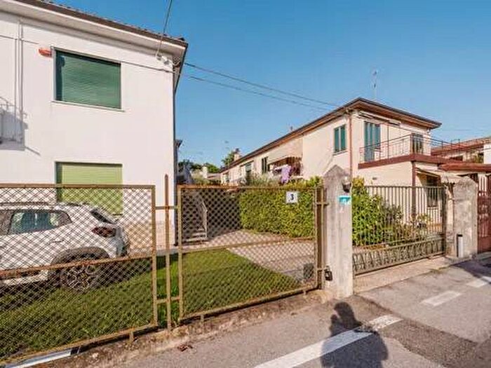 Appartamento quadrilocale in affitto in Via Ciro Menotti, Favorita, Venezia