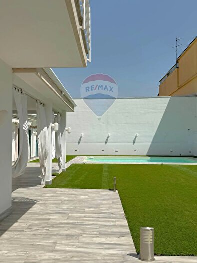 Casa con 10 locali in vendita in Via Paternum, Napoli