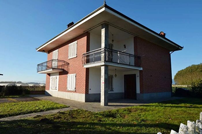 Casa con 8 locali in vendita in Via Angiale, Vigone