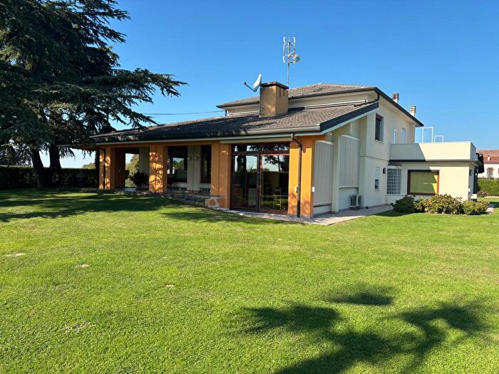 Casa con 6 locali in vendita in Via Roma, Agugliaro