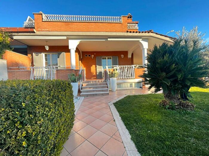 Casa con 6 locali in affitto in Viale Nevada, Miami, Ladispoli