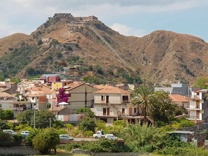 Appartamento con 5 locali in vendita in Via Ingegnere Giuseppe Tomarchio, Calatabiano