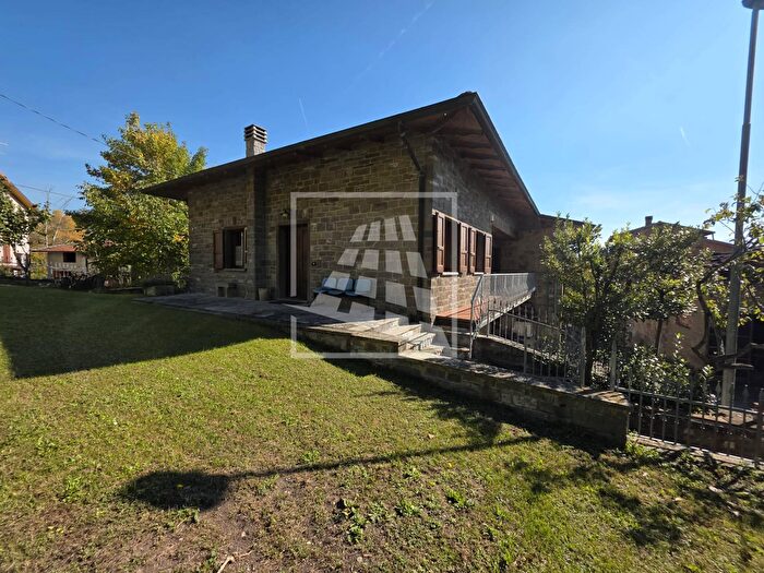 Casa con 7 locali in vendita in Via Iatica E, Carpineti