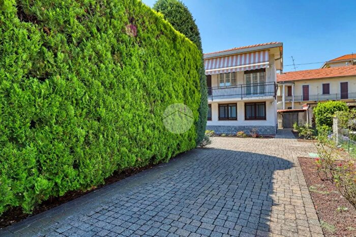 Casa con 6 locali in vendita in Via Q Sella, Busto Arsizio