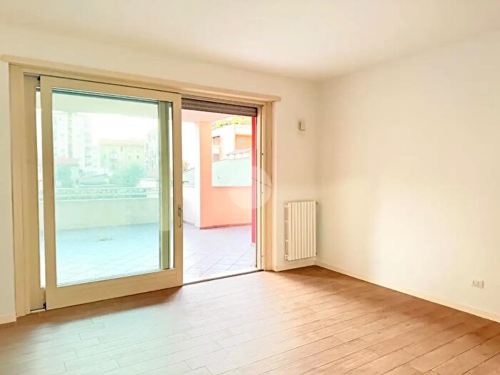 Appartamento trilocale in vendita in Via Volvinio, Milano