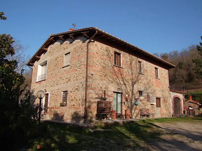 Casa con 7 locali in vendita in Rufina