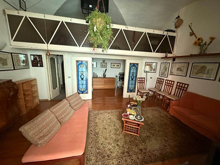 Appartamento trilocale in affitto in Salita Vetriera, Chiaia, Napoli