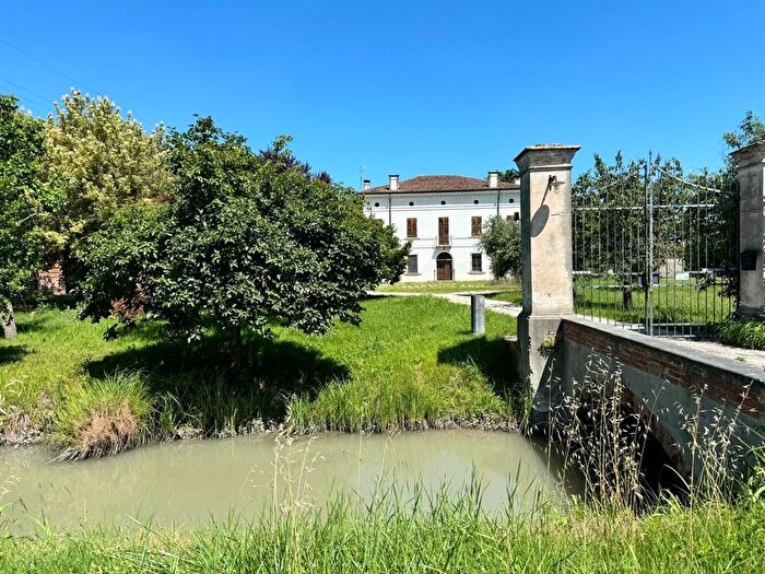 Casa con 15 locali in vendita in Via Legnaghese, San Giorgio Bigarello