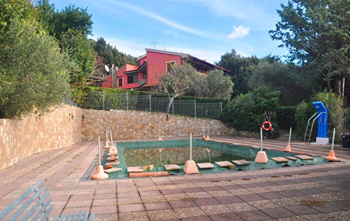 Casa con 18 locali in vendita in Riparbella