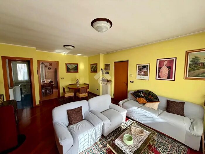 Appartamento trilocale in vendita in Via Monte Emilius, Quart