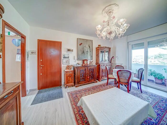 Appartamento trilocale in vendita in Via Mascagni, Angera