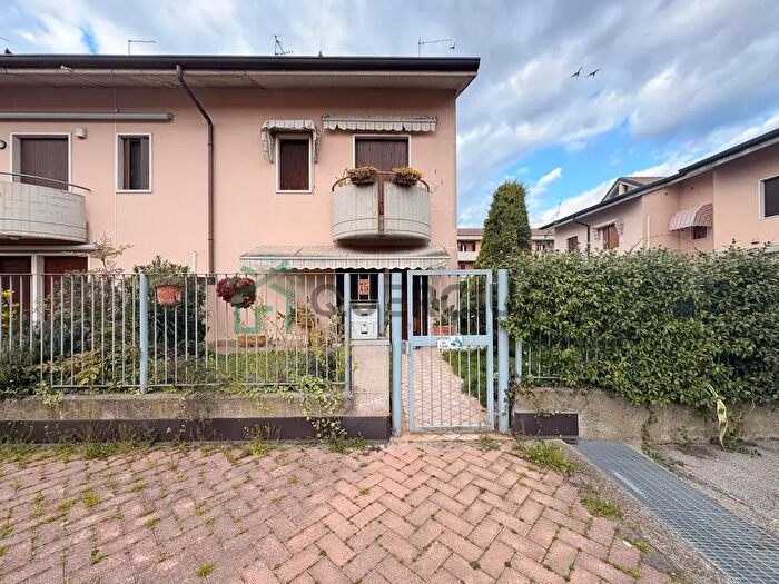 Casa con 6 locali in vendita in Via degli Alpini, Castel D'Azzano