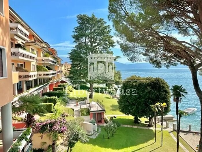 Appartamento trilocale in vendita in Corso Zanardelli, Gardone Riviera