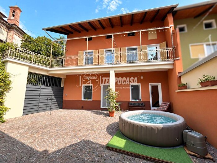 Casa con 5 locali in vendita in Piazza Papa Giovanni XXIII, Centro, Vestignè