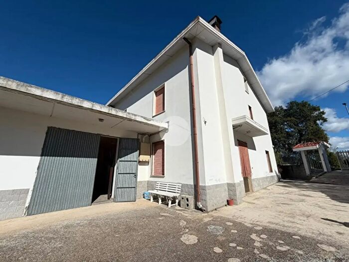Casa quadrilocale in vendita in Contrada Mastropaolo, Civitella Casanova