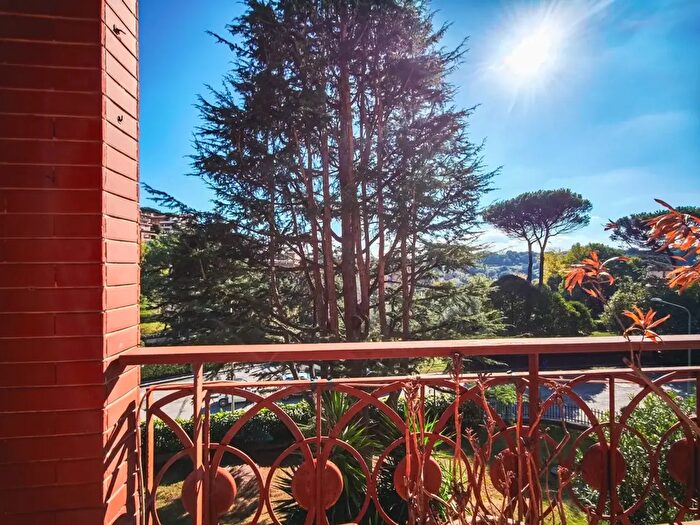 Appartamento con 6 locali in vendita in Via Campodimele, Roma