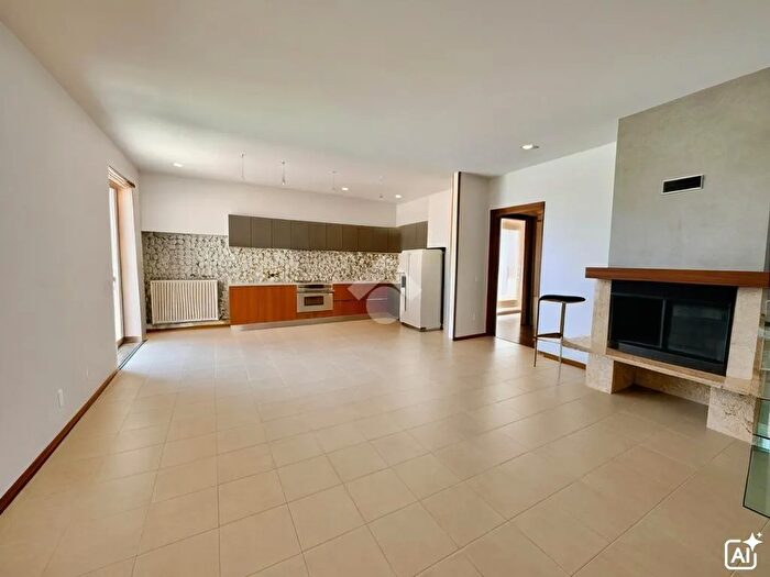 Casa con 8 locali in vendita in Via Raimondo Ruggeri, Casnigo