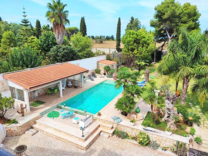 Casa con 15 locali in vendita in Via Rapolla, Lecce