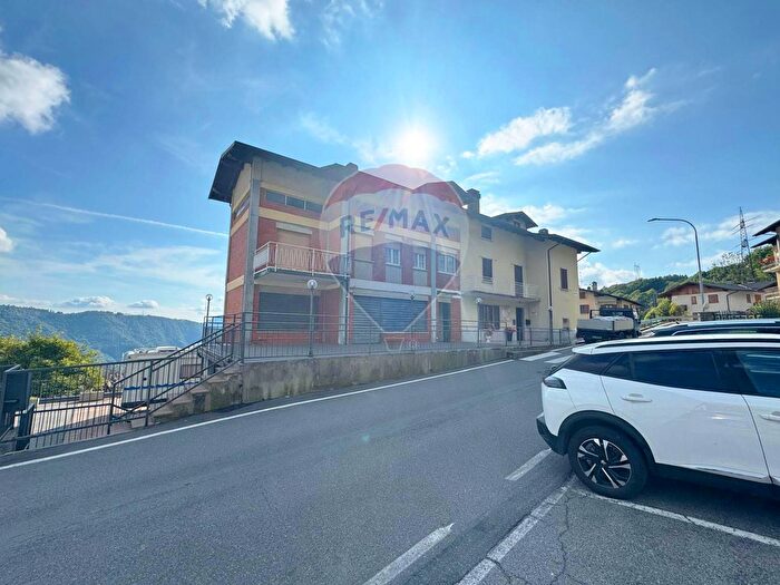 Casa con 6 locali in vendita in Dossena