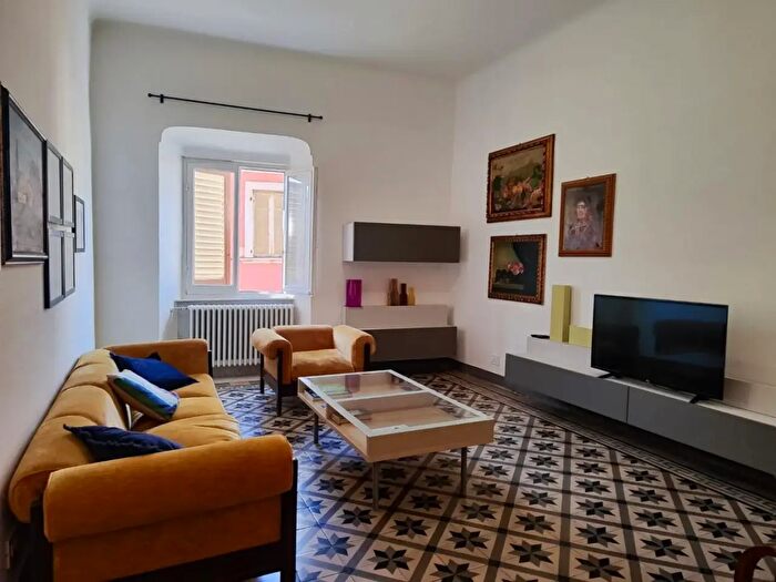 Appartamento con 8 locali in affitto in Carrara