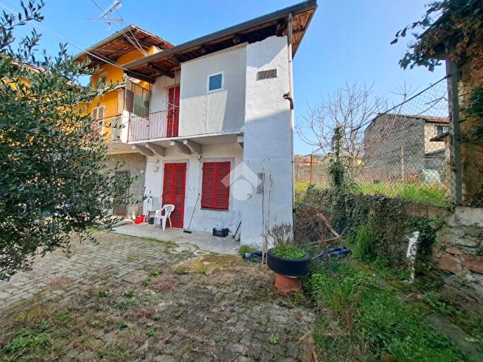 Casa con 5 locali in affitto in Via Umberto I°, Centro, Viverone