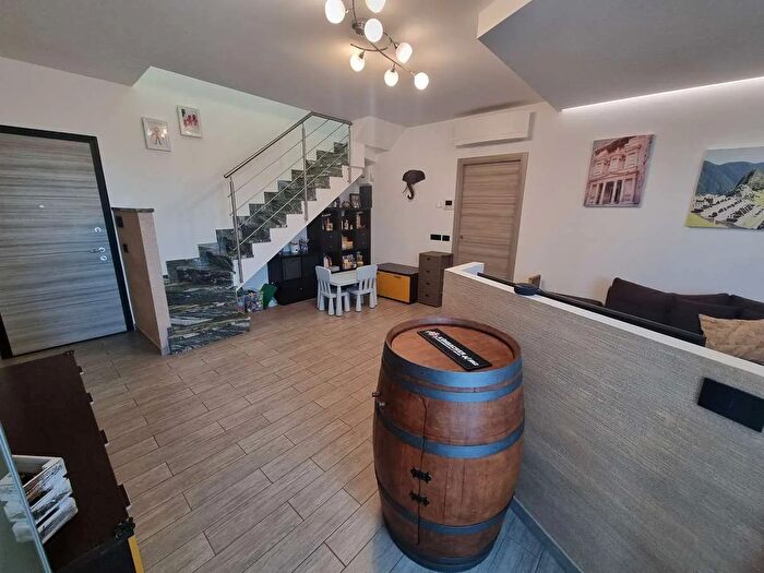 Casa quadrilocale in vendita in Via Trieste, Limbiate