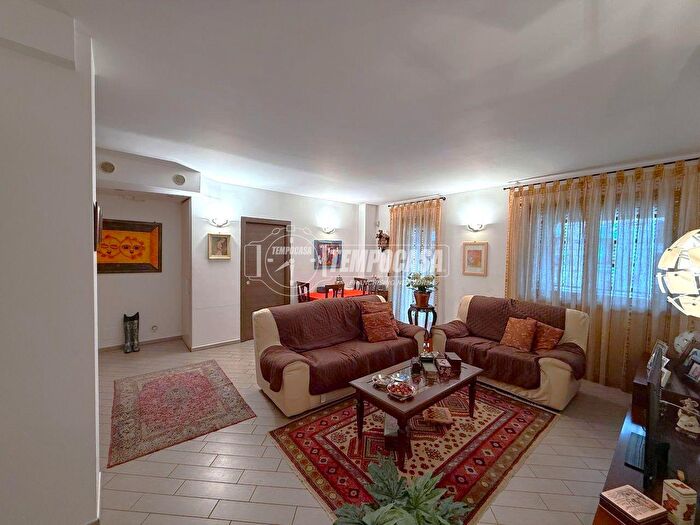 Appartamento con 6 locali in vendita in Via Cigliano, Torino