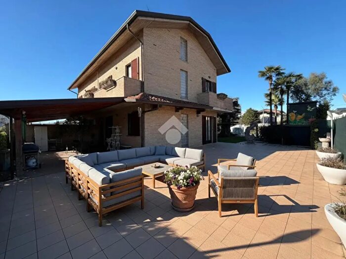 Casa quadrilocale in vendita in Via Pavia, Seveso