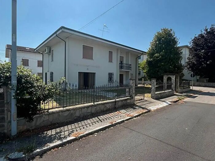Casa con 8 locali in vendita in Suzzara
