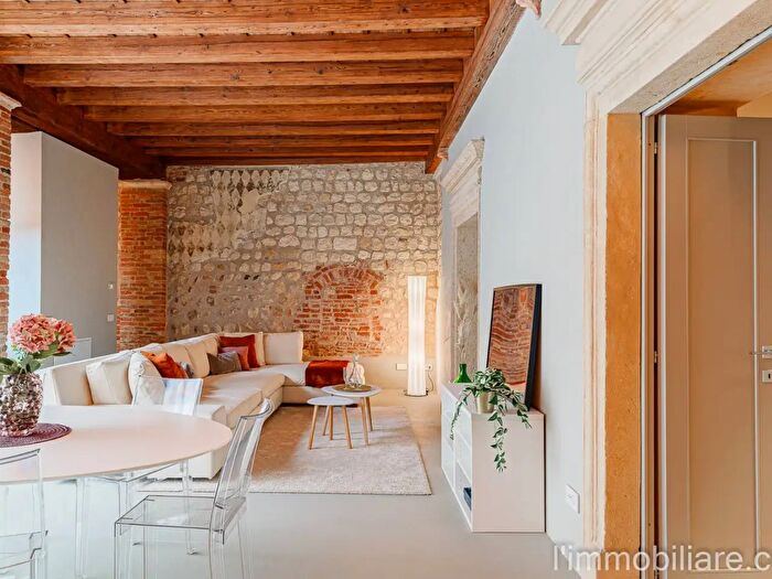 Appartamento con 5 locali in vendita in Vicolo Scaletta Santo Stefano, Verona
