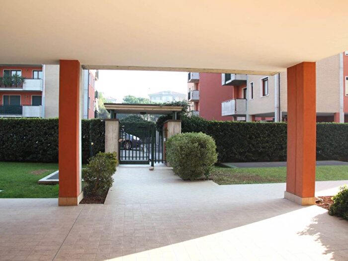 Appartamento bilocale in affitto in Via Imola, Borgo Roma, Verona