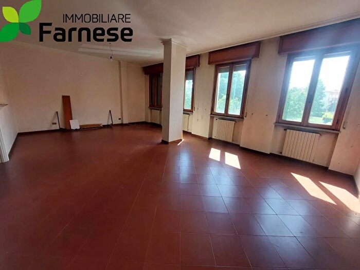 Appartamento con 10 locali in vendita in Piacenza