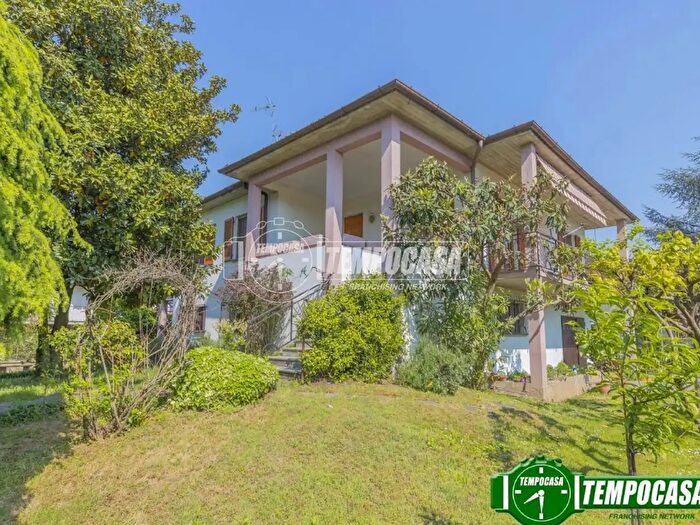 Casa con 5 locali in vendita in Viale De Gasperi, Cura Carpignano