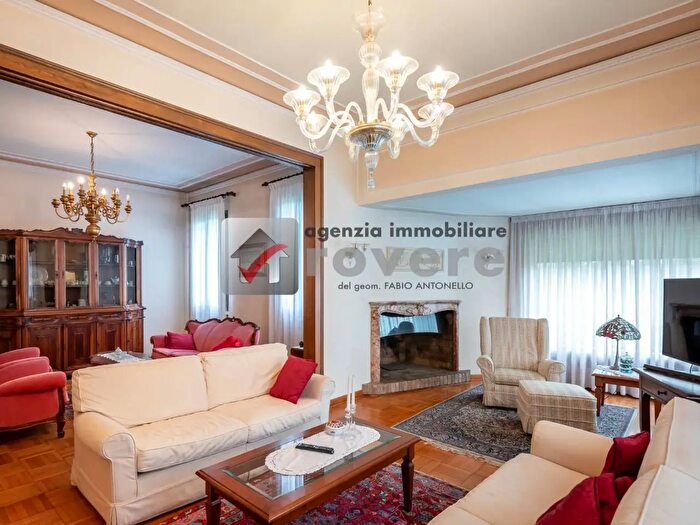 Casa con 10 locali in vendita in Maserada Sul Piave
