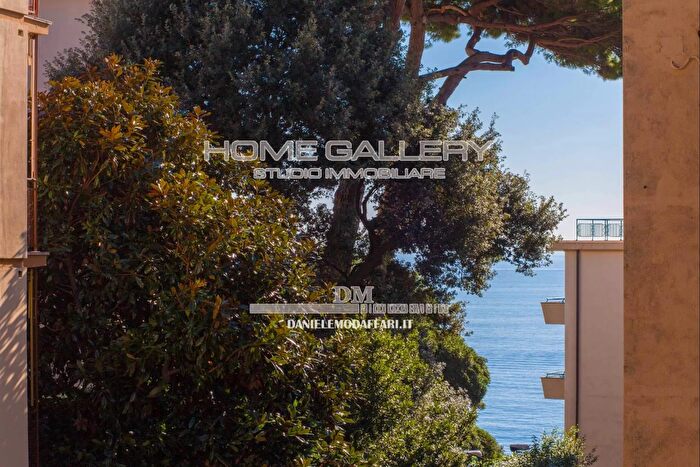 Appartamento con 6 locali in vendita in Via Quinto, Genova