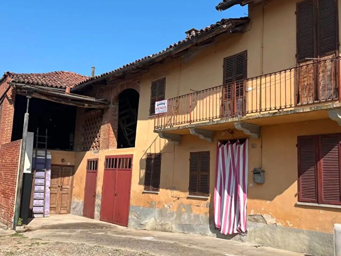 Appartamento con 10 locali in vendita in Frazione Valleandona, Asti