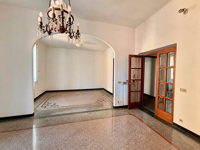 Appartamento con 8 locali in vendita in Via Crimea, Genova