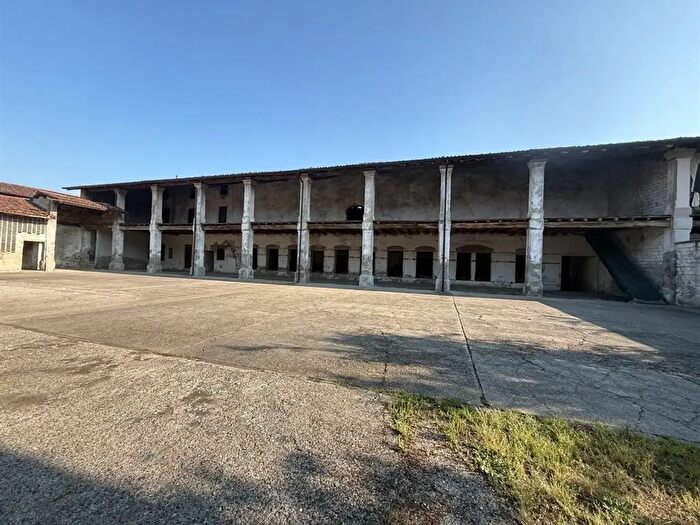 Casa quadrilocale in vendita in Via Fiume Oglio, Roccafranca