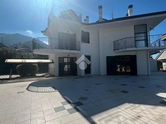 Casa con 9 locali in vendita in Via Frá Giacomo, Baronissi